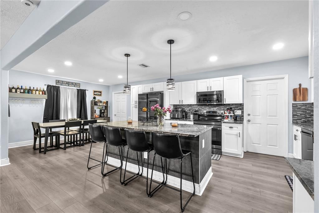 Activo con contrato: $639,900 (4 camas, 3 baños, 2068 Pies cuadrados)
