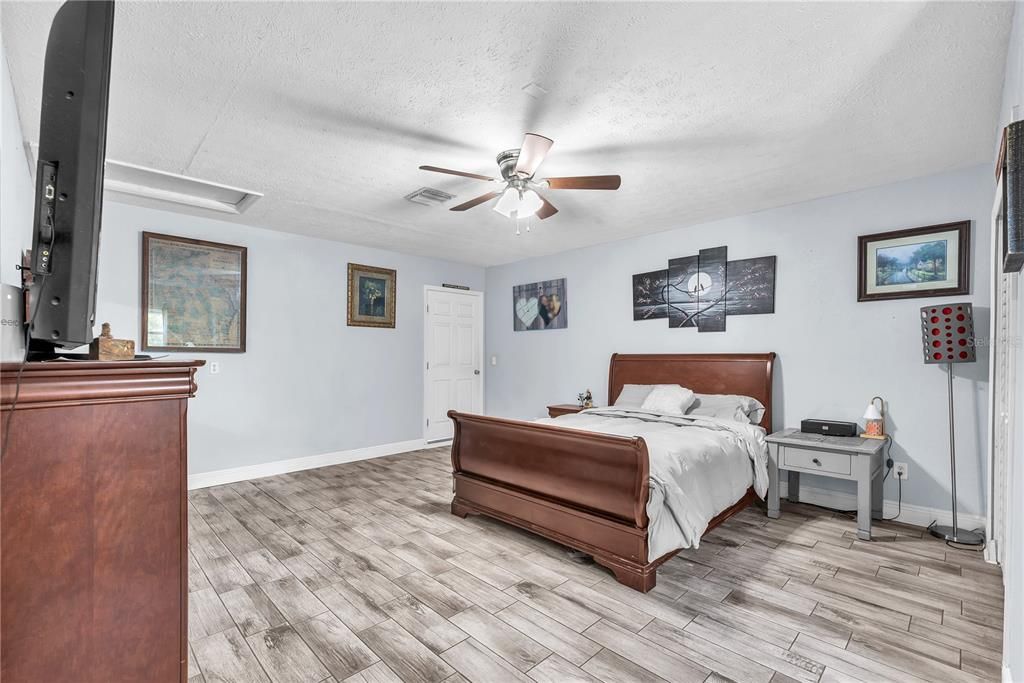 Activo con contrato: $639,900 (4 camas, 3 baños, 2068 Pies cuadrados)