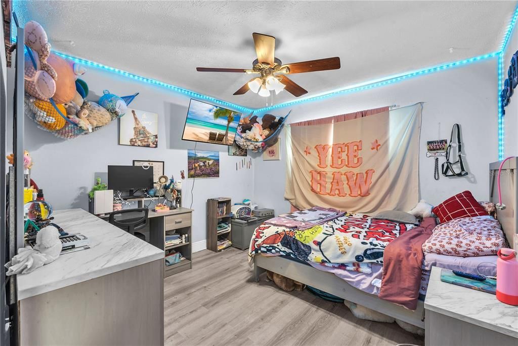 Activo con contrato: $639,900 (4 camas, 3 baños, 2068 Pies cuadrados)