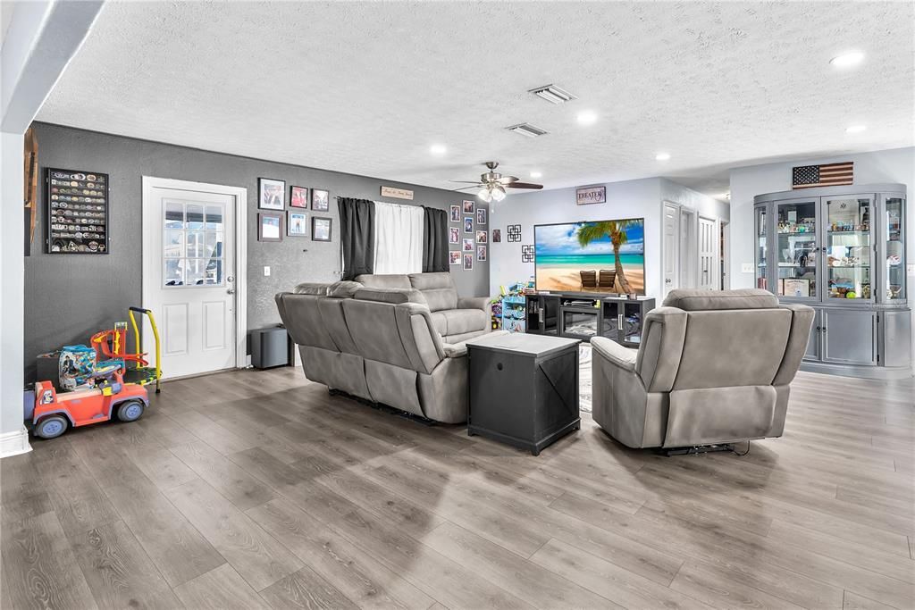 Activo con contrato: $639,900 (4 camas, 3 baños, 2068 Pies cuadrados)