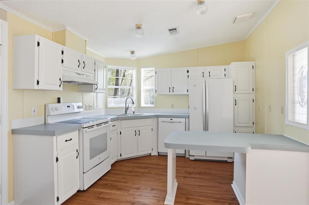 For Sale: $235,000 (2 beds, 2 baths, 824 Square Feet)