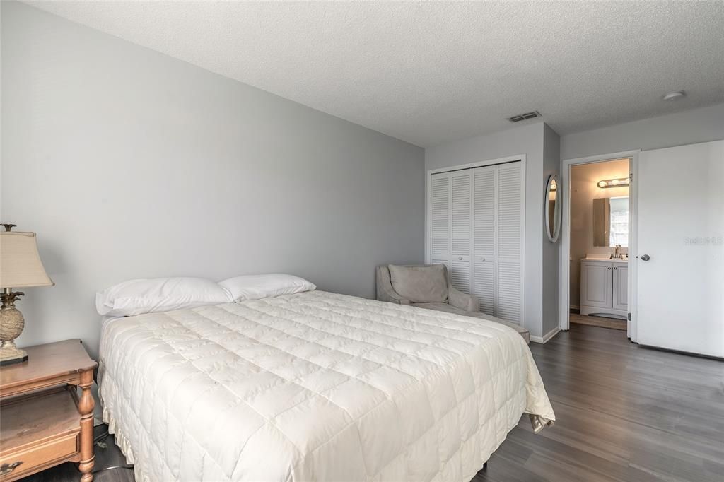 Active With Contract: $116,500 (2 beds, 2 baths, 922 Square Feet)