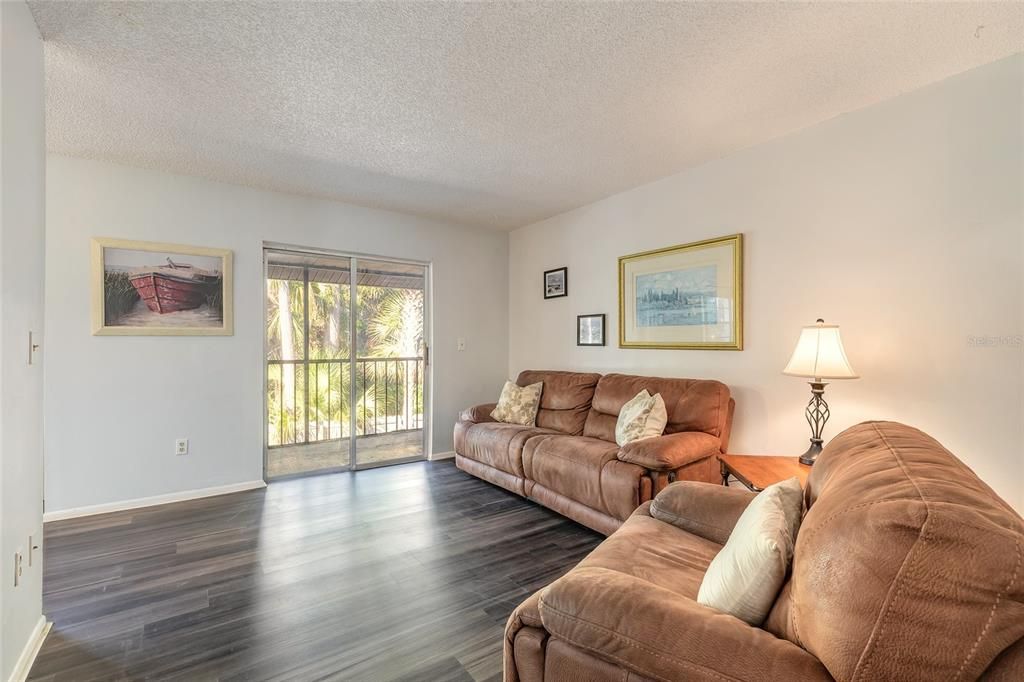 Active With Contract: $116,500 (2 beds, 2 baths, 922 Square Feet)
