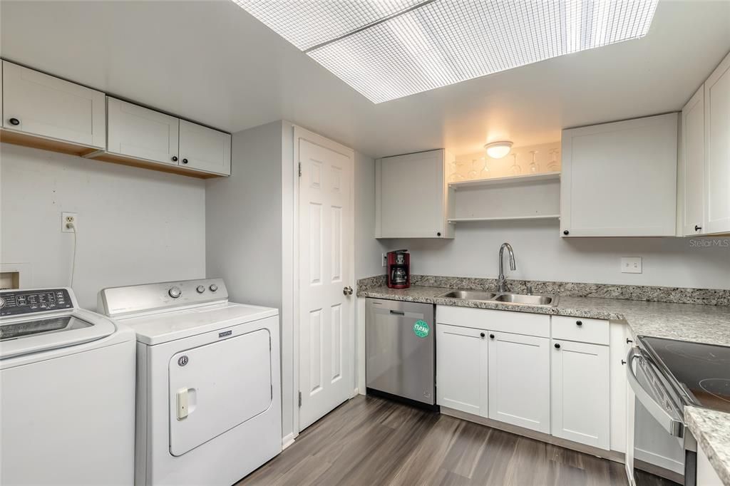 Active With Contract: $116,500 (2 beds, 2 baths, 922 Square Feet)