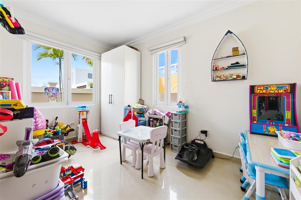For Sale: $1,285,000 (5 beds, 3 baths, 3800 Square Feet)