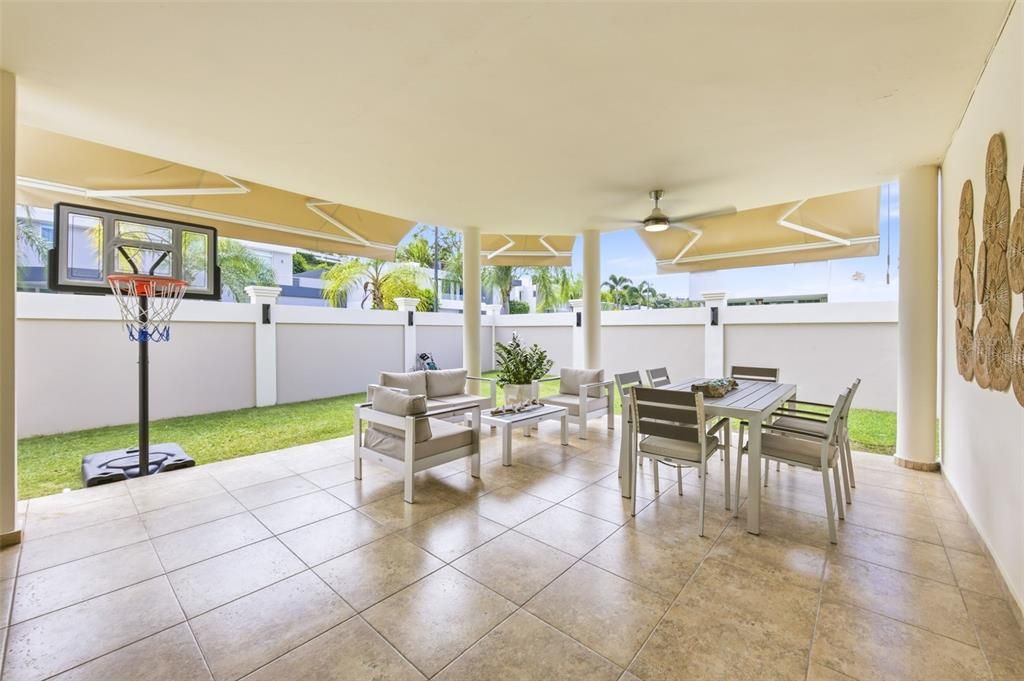 For Sale: $1,285,000 (5 beds, 3 baths, 3800 Square Feet)