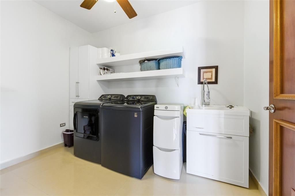 For Sale: $1,285,000 (5 beds, 3 baths, 3800 Square Feet)