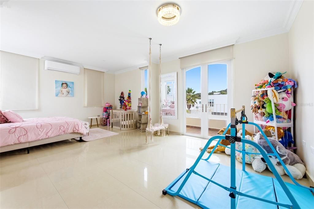 For Sale: $1,285,000 (5 beds, 3 baths, 3800 Square Feet)
