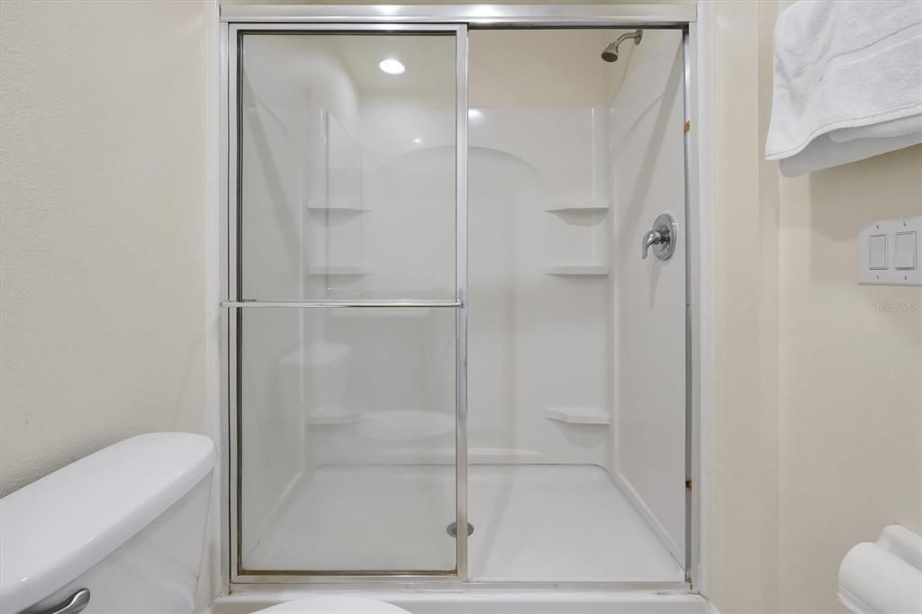 Activo con contrato: $2,100 (3 camas, 2 baños, 1470 Pies cuadrados)