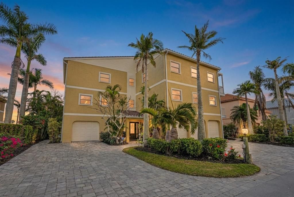 For Sale: $3,200,000 (6 beds, 5 baths, 4676 Square Feet)