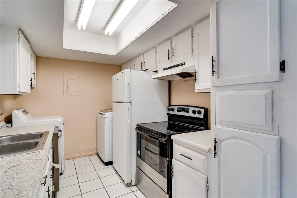 合同活跃: $84,999 (1 贝兹, 1 浴室, 642 平方英尺)