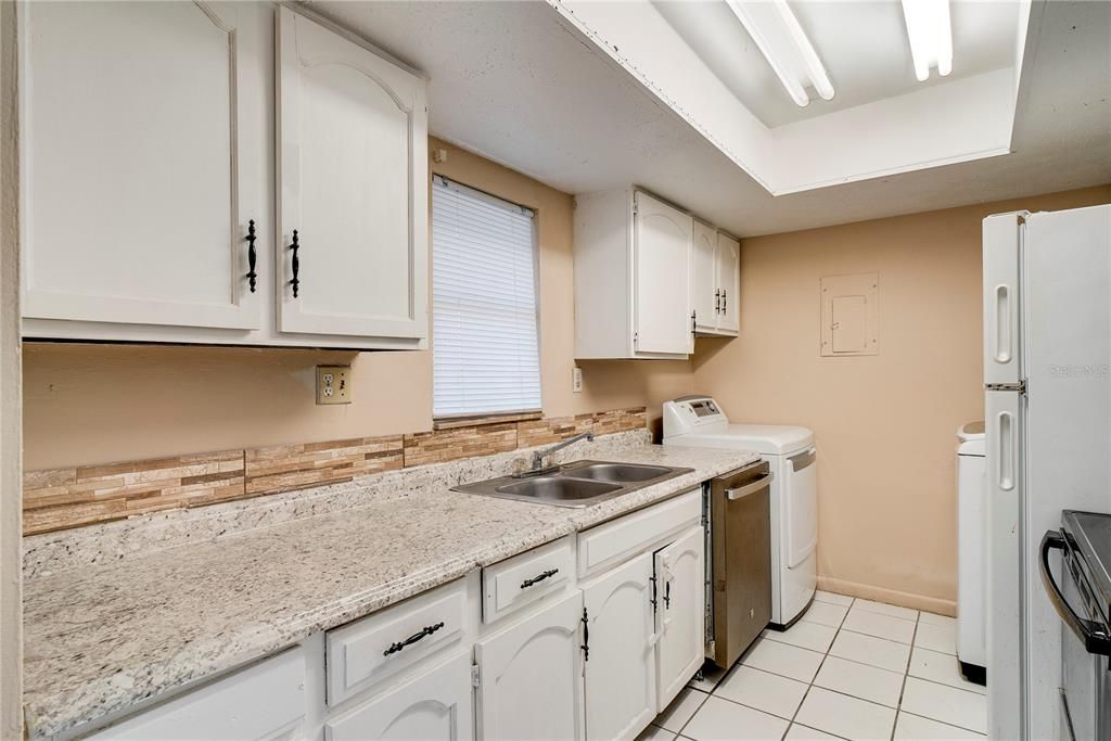 合同活跃: $84,999 (1 贝兹, 1 浴室, 642 平方英尺)