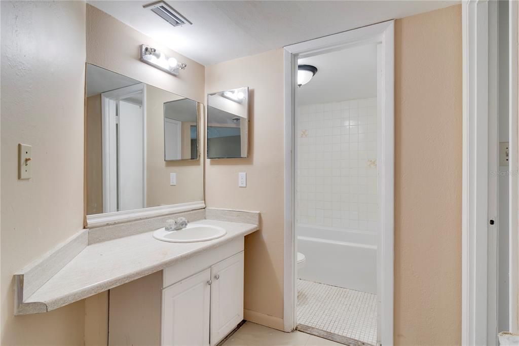 合同活跃: $84,999 (1 贝兹, 1 浴室, 642 平方英尺)