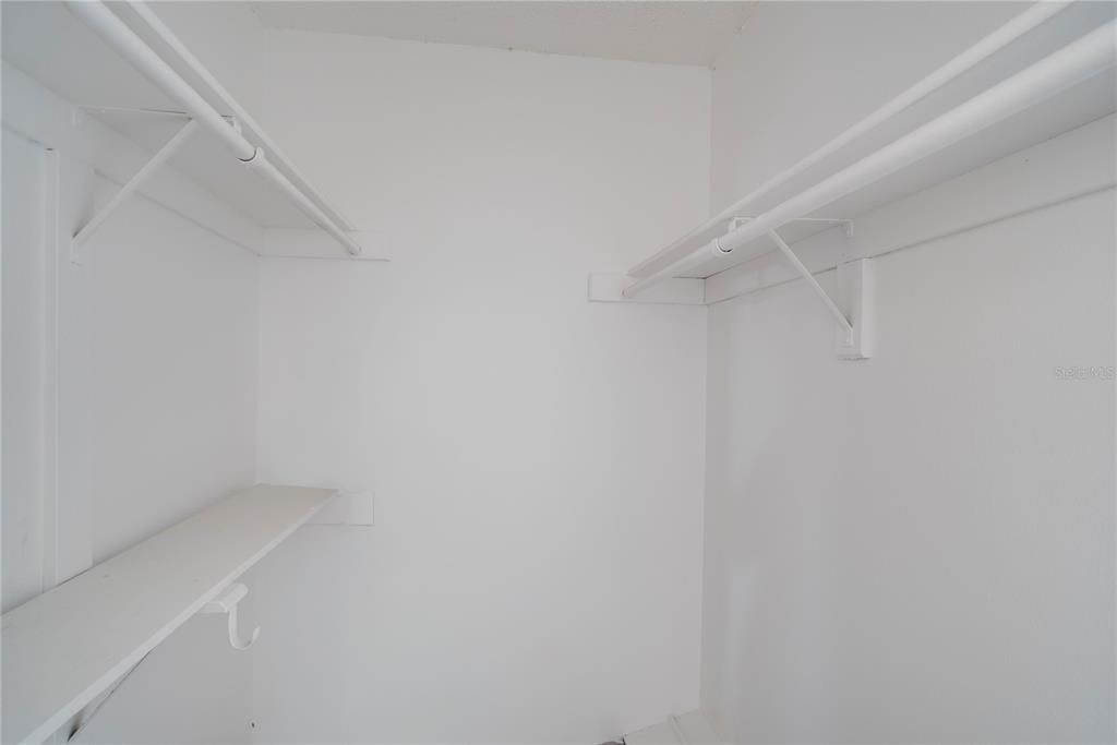 合同活跃: $84,999 (1 贝兹, 1 浴室, 642 平方英尺)