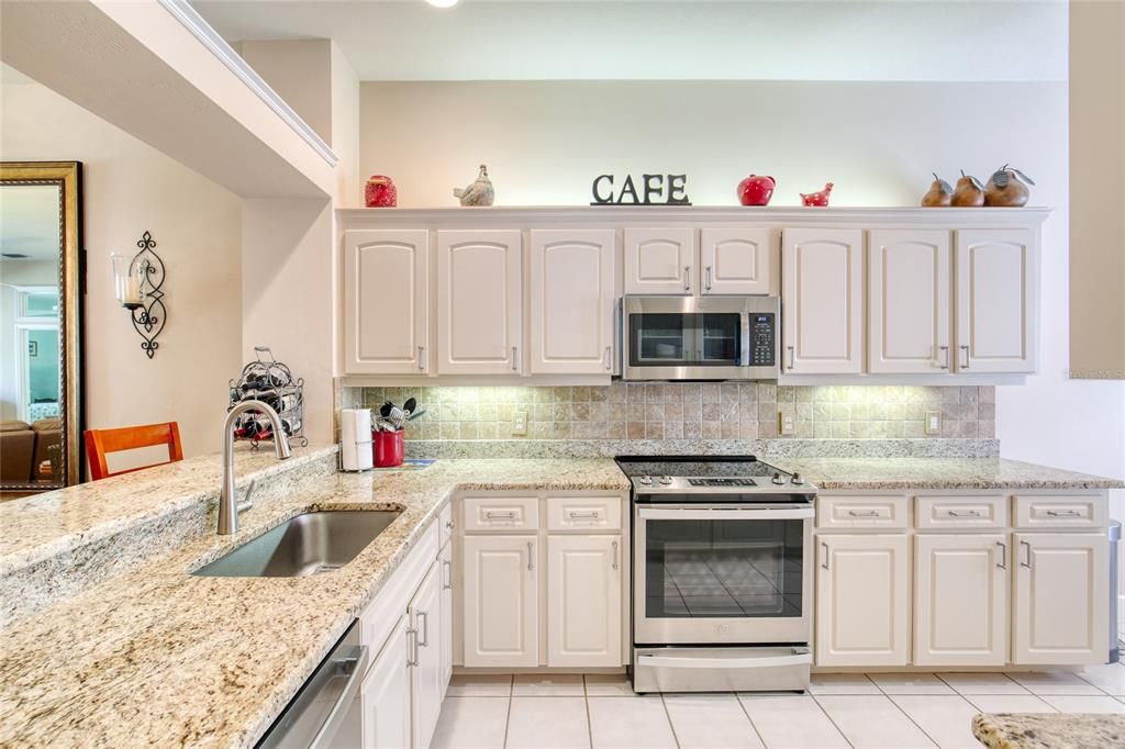 Activo con contrato: $340,000 (3 camas, 2 baños, 1684 Pies cuadrados)