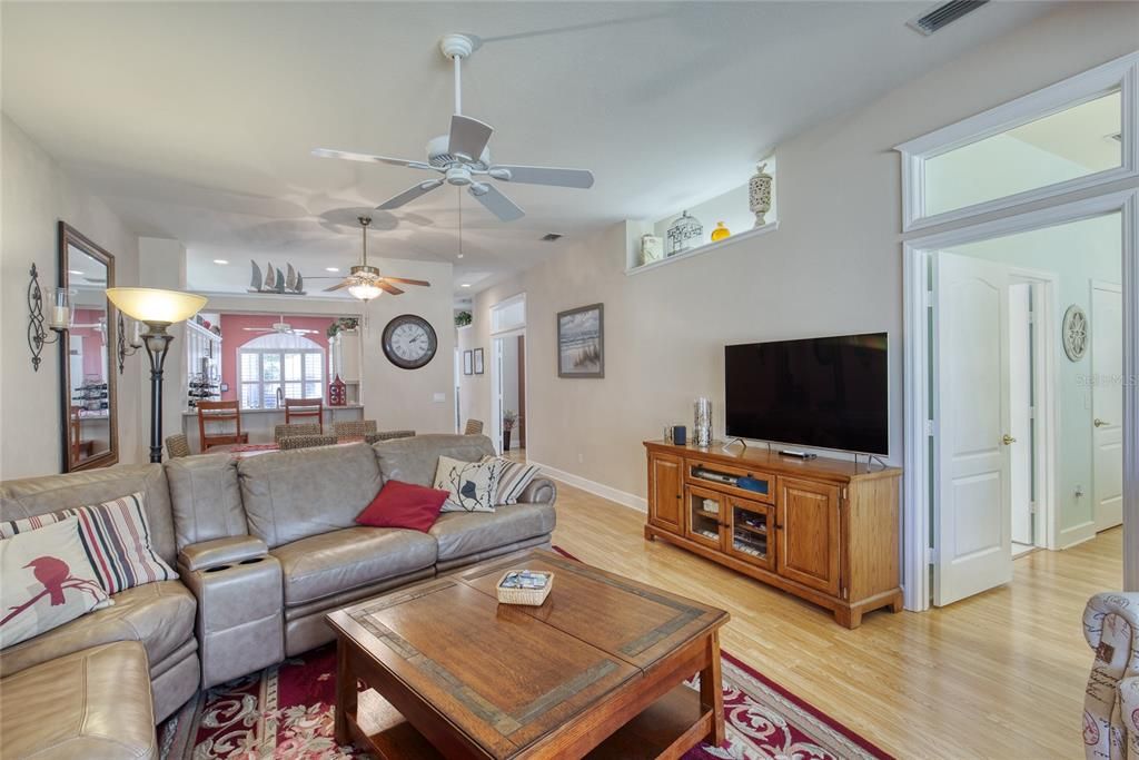 Activo con contrato: $340,000 (3 camas, 2 baños, 1684 Pies cuadrados)