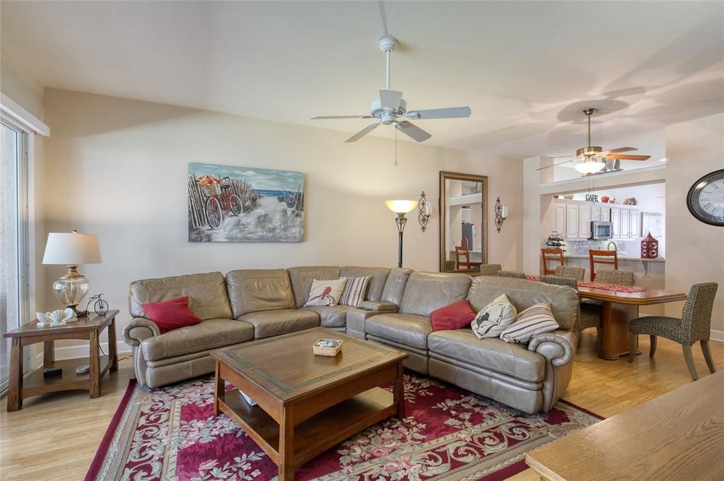 Activo con contrato: $340,000 (3 camas, 2 baños, 1684 Pies cuadrados)