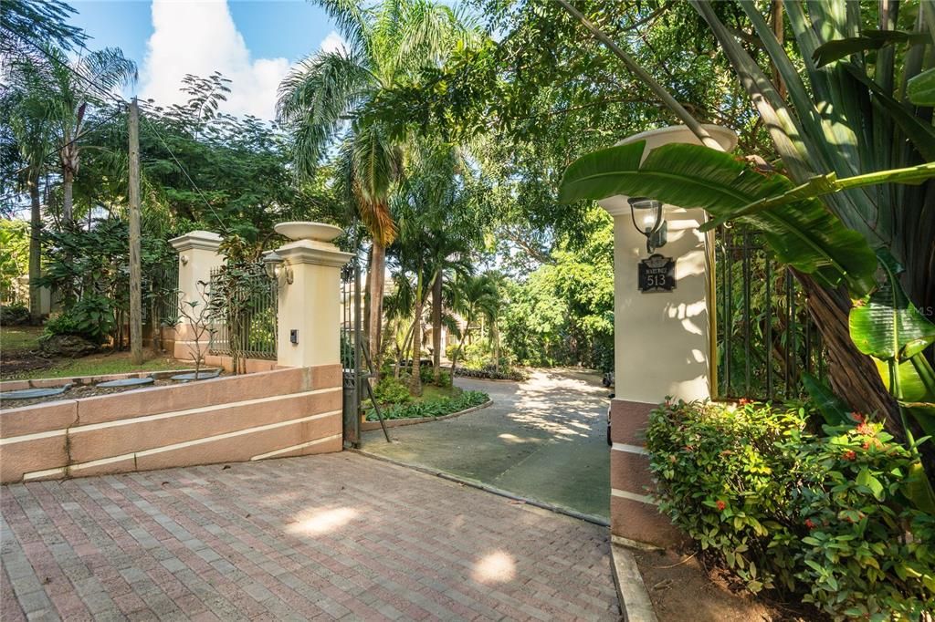 For Sale: $3,995,000 (5 beds, 4 baths, 6081 Square Feet)