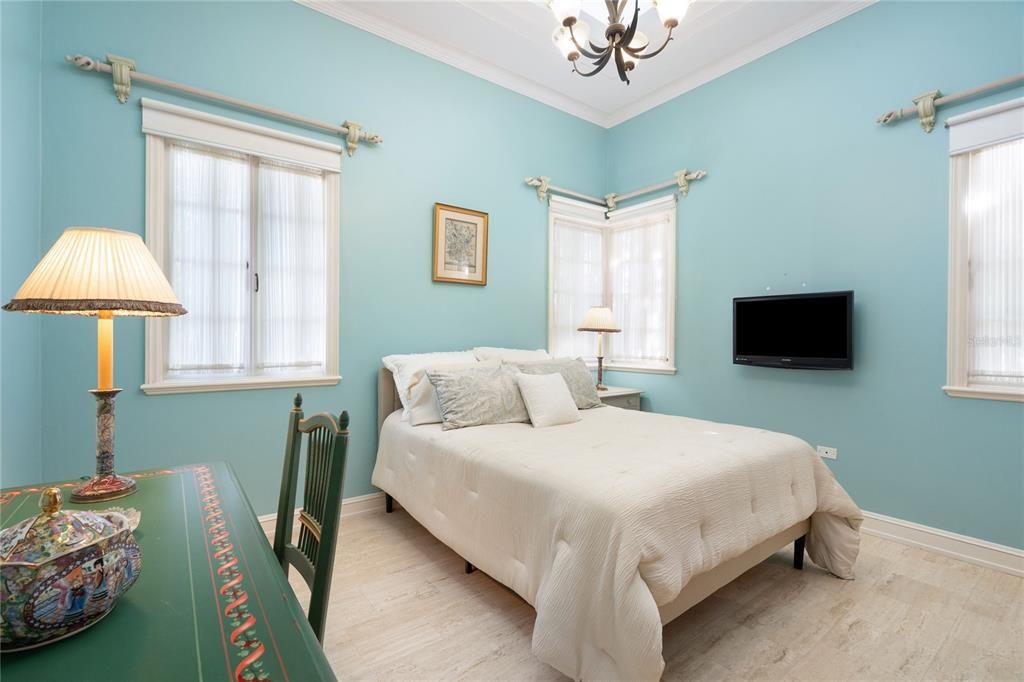 For Sale: $3,995,000 (5 beds, 4 baths, 6081 Square Feet)