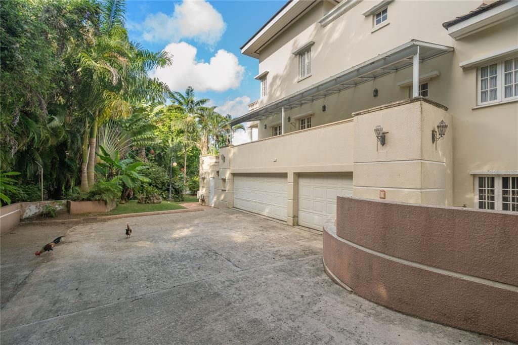 For Sale: $3,995,000 (5 beds, 4 baths, 6081 Square Feet)