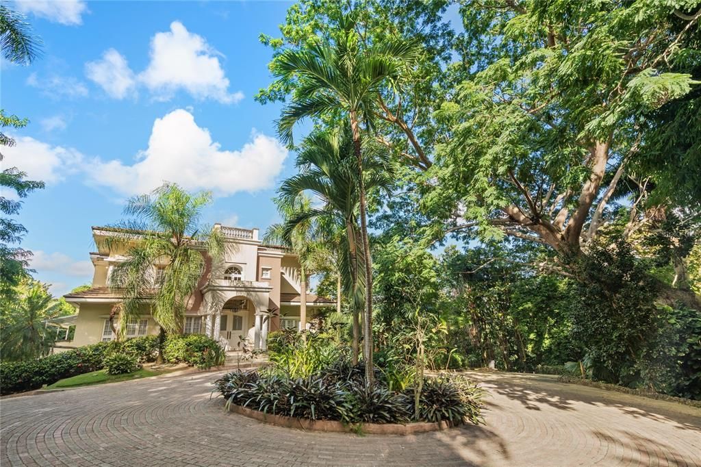 For Sale: $3,995,000 (5 beds, 4 baths, 6081 Square Feet)
