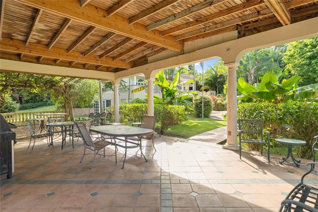For Sale: $3,995,000 (5 beds, 4 baths, 6081 Square Feet)