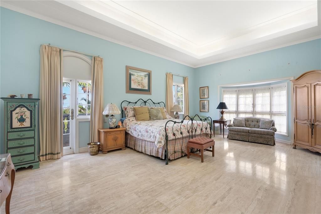 For Sale: $3,995,000 (5 beds, 4 baths, 6081 Square Feet)