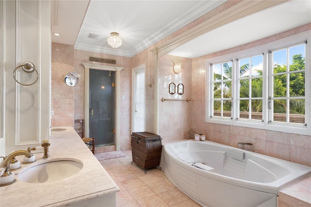 For Sale: $3,995,000 (5 beds, 4 baths, 6081 Square Feet)