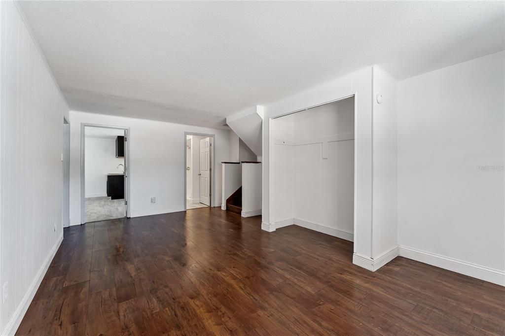 Activo con contrato: $445,000 (5 camas, 3 baños, 3230 Pies cuadrados)