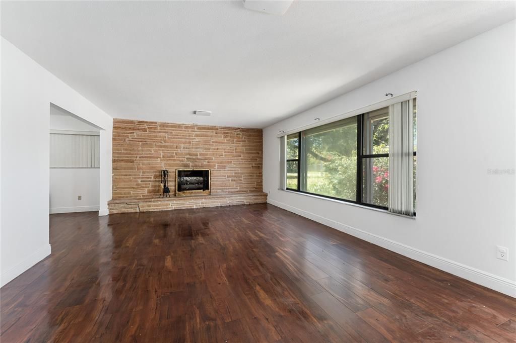 Activo con contrato: $445,000 (5 camas, 3 baños, 3230 Pies cuadrados)