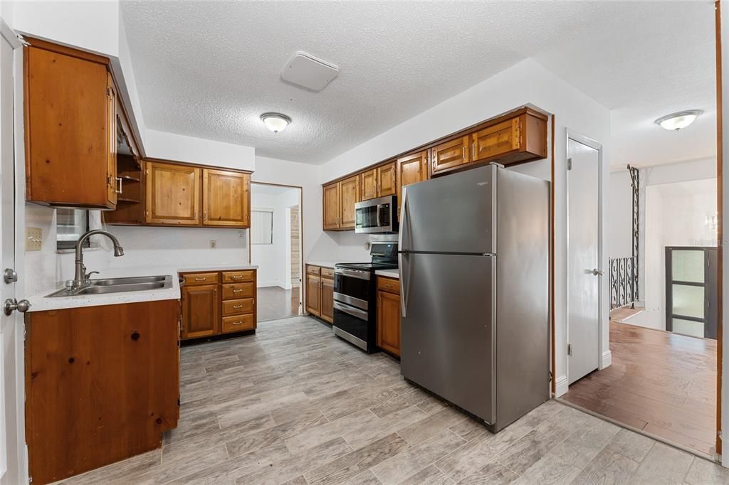 Activo con contrato: $445,000 (5 camas, 3 baños, 3230 Pies cuadrados)