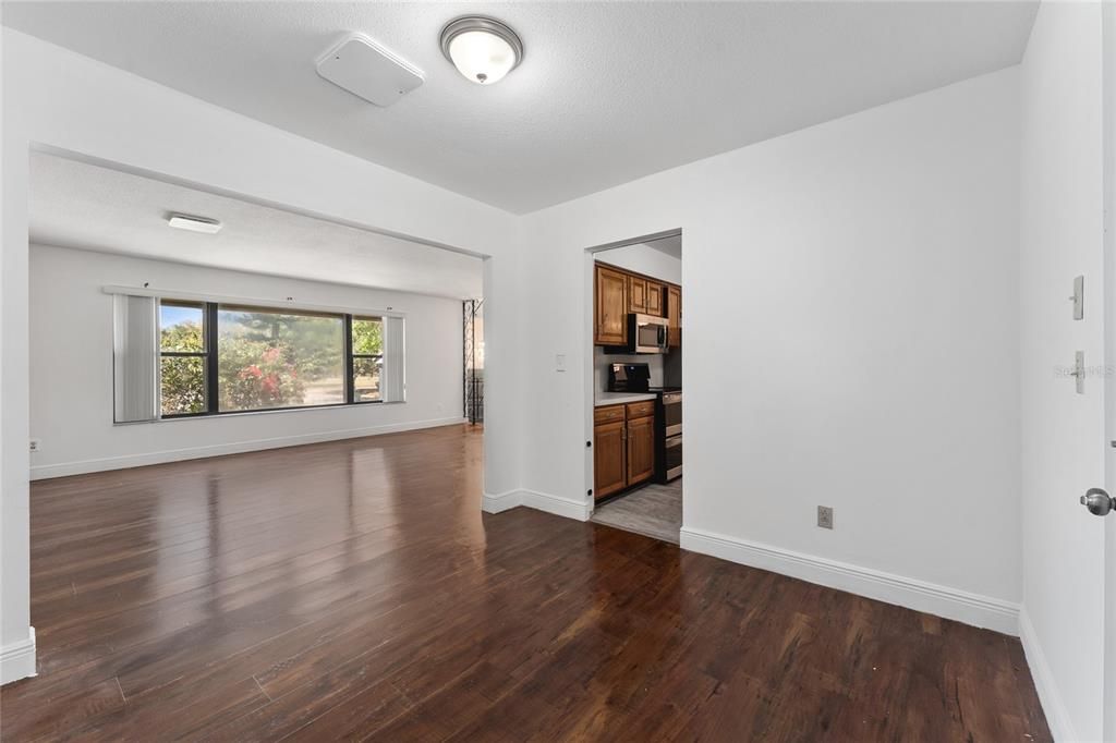 Activo con contrato: $445,000 (5 camas, 3 baños, 3230 Pies cuadrados)