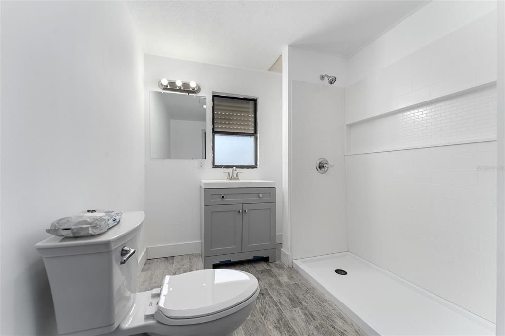 Activo con contrato: $445,000 (5 camas, 3 baños, 3230 Pies cuadrados)