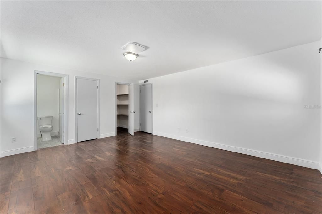Activo con contrato: $445,000 (5 camas, 3 baños, 3230 Pies cuadrados)