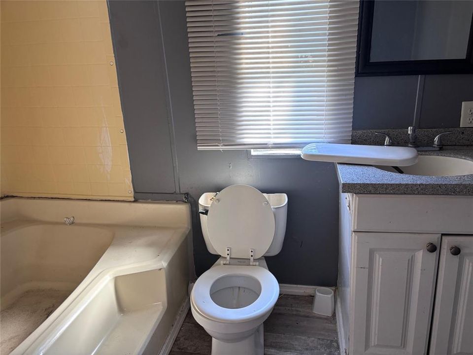 Active With Contract: $139,000 (3 beds, 2 baths, 938 Square Feet)