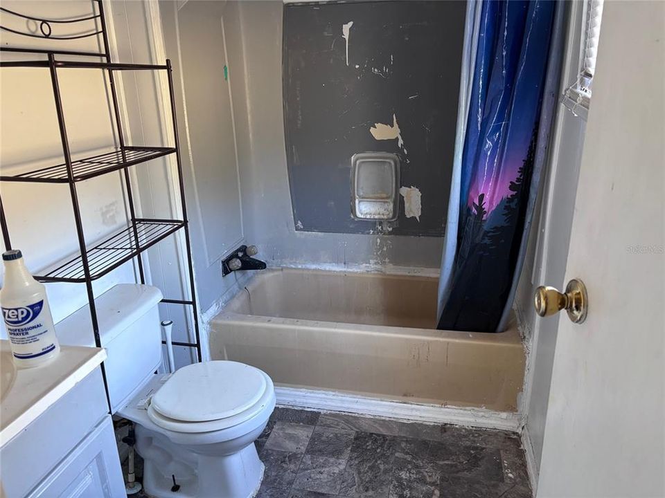 Active With Contract: $139,000 (3 beds, 2 baths, 938 Square Feet)