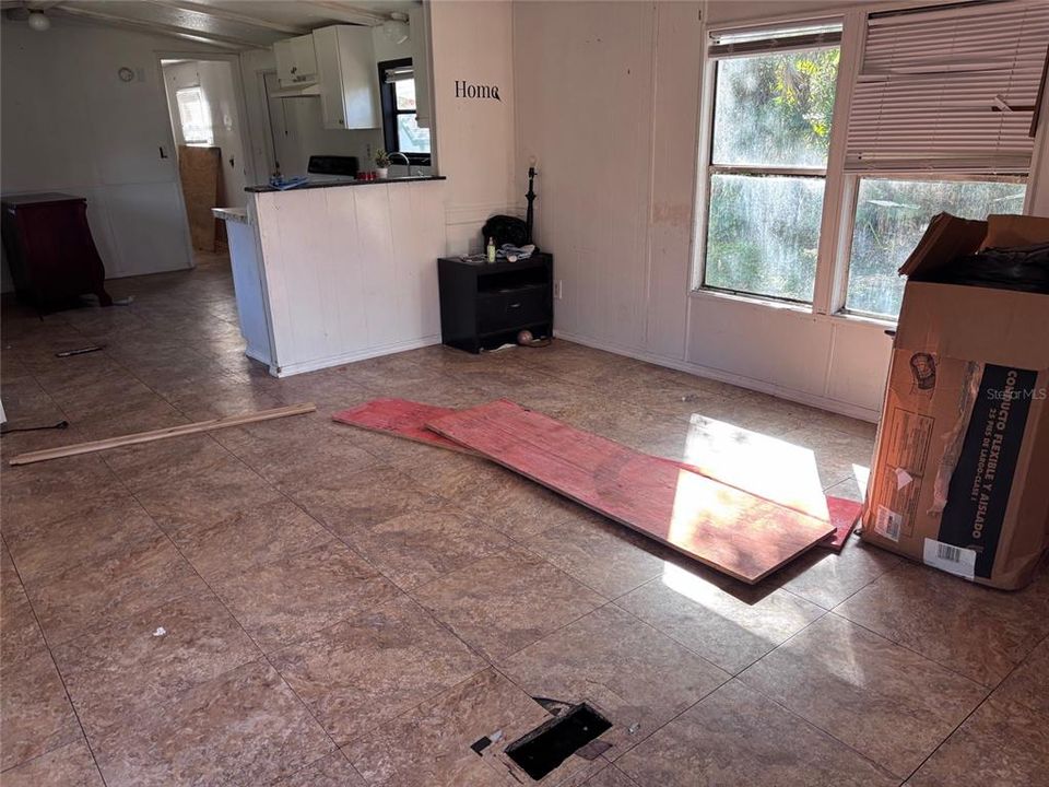 Active With Contract: $139,000 (3 beds, 2 baths, 938 Square Feet)