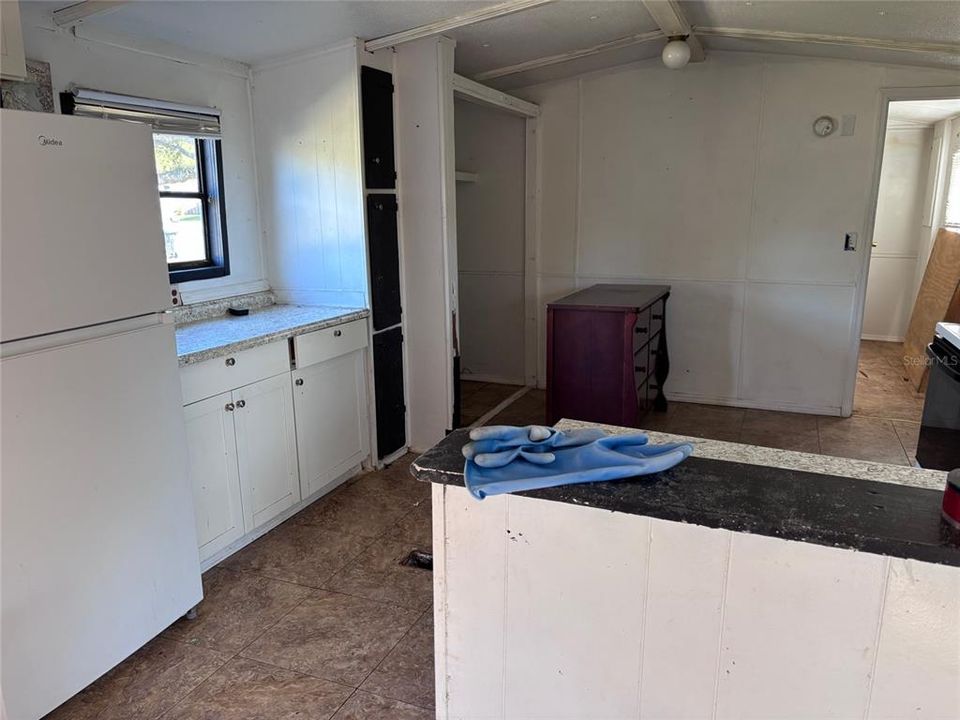 Active With Contract: $139,000 (3 beds, 2 baths, 938 Square Feet)