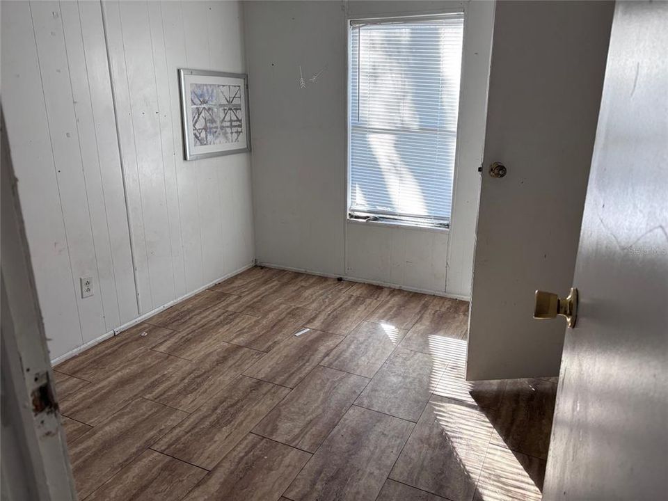 Active With Contract: $139,000 (3 beds, 2 baths, 938 Square Feet)