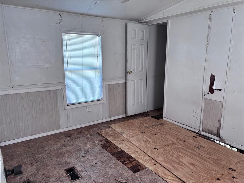 Active With Contract: $139,000 (3 beds, 2 baths, 938 Square Feet)