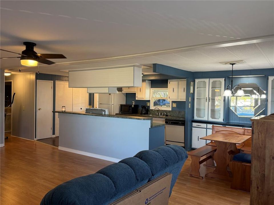 На продажу: $199,500 (2 спален, 2 ванн, 1152 Квадратных фут)