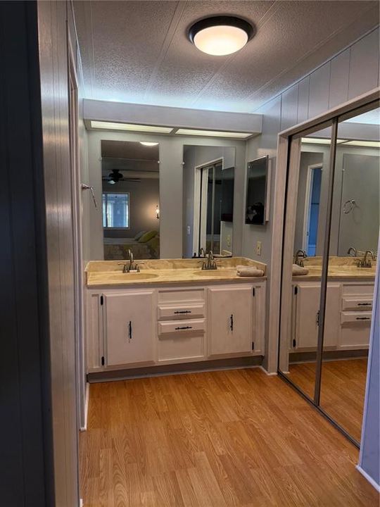 На продажу: $199,500 (2 спален, 2 ванн, 1152 Квадратных фут)