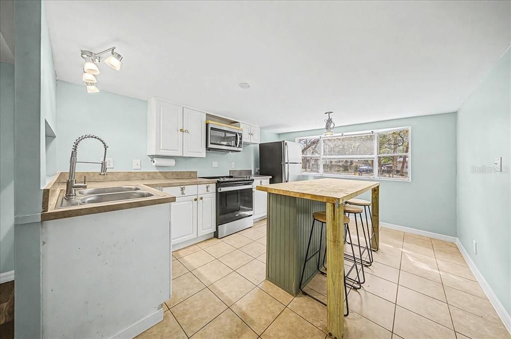 待售: $137,900 (2 贝兹, 1 浴室, 872 平方英尺)