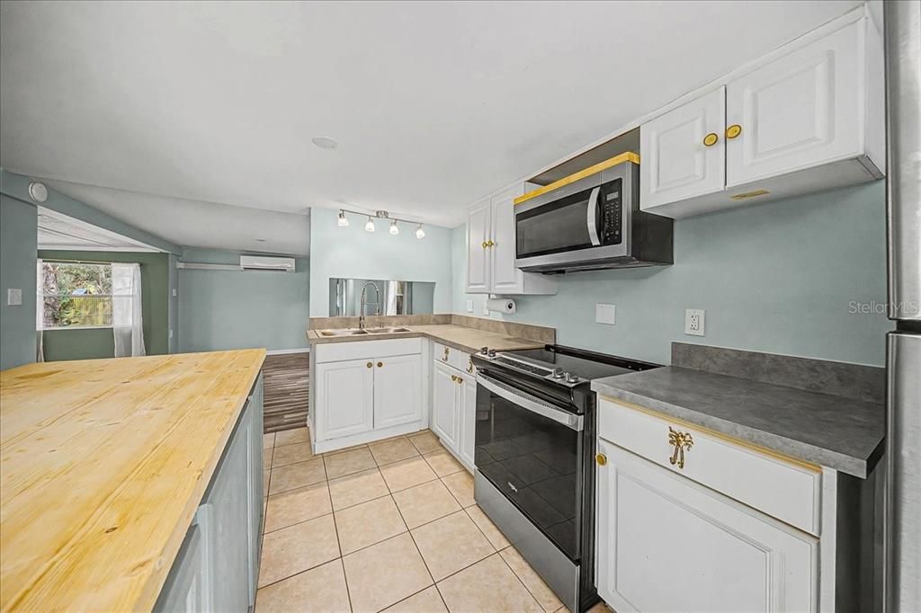 待售: $137,900 (2 贝兹, 1 浴室, 872 平方英尺)