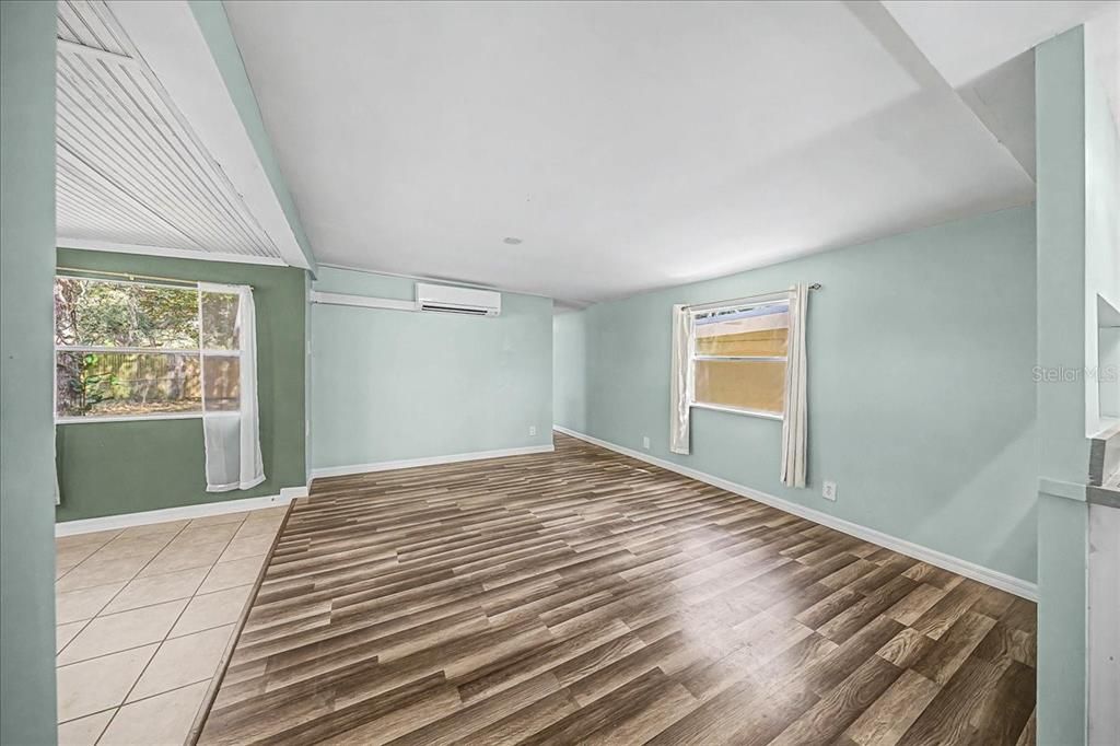 待售: $137,900 (2 贝兹, 1 浴室, 872 平方英尺)