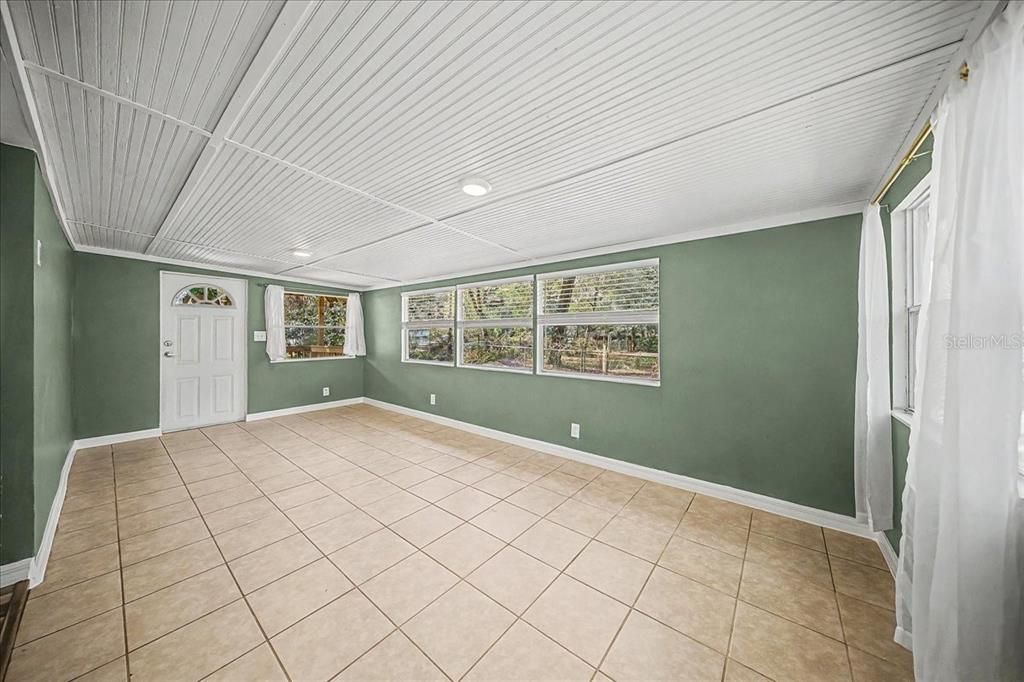 待售: $137,900 (2 贝兹, 1 浴室, 872 平方英尺)