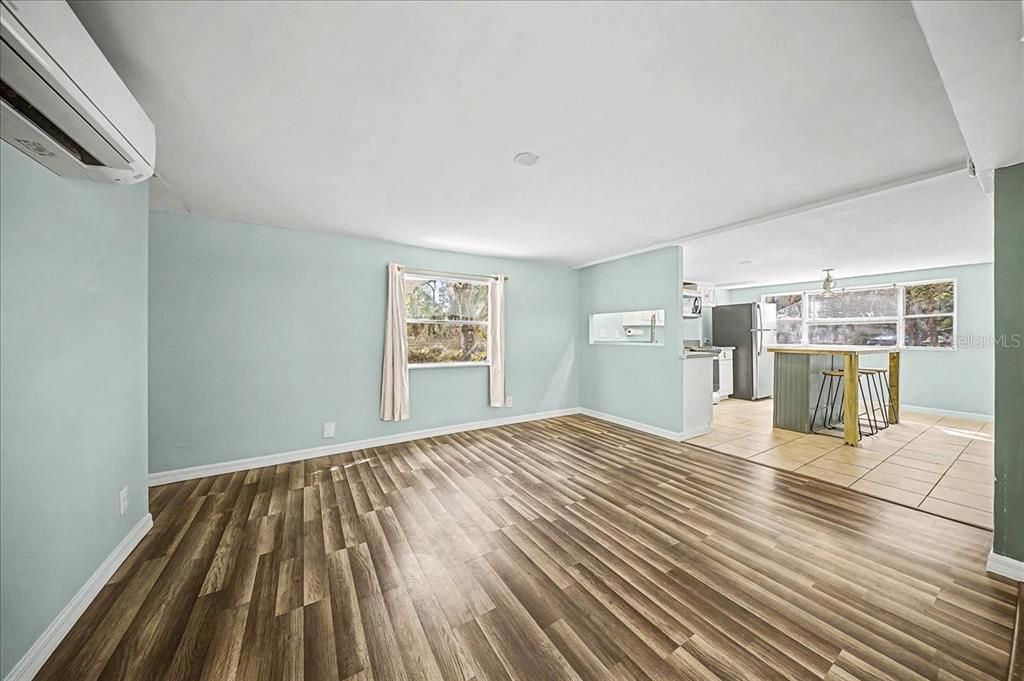 待售: $137,900 (2 贝兹, 1 浴室, 872 平方英尺)