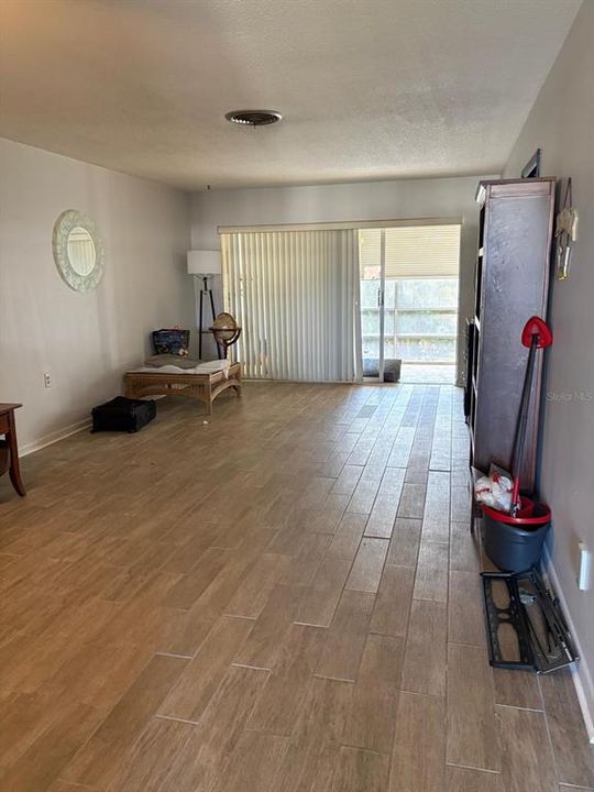 For Sale: $100,000 (2 beds, 2 baths, 1032 Square Feet)