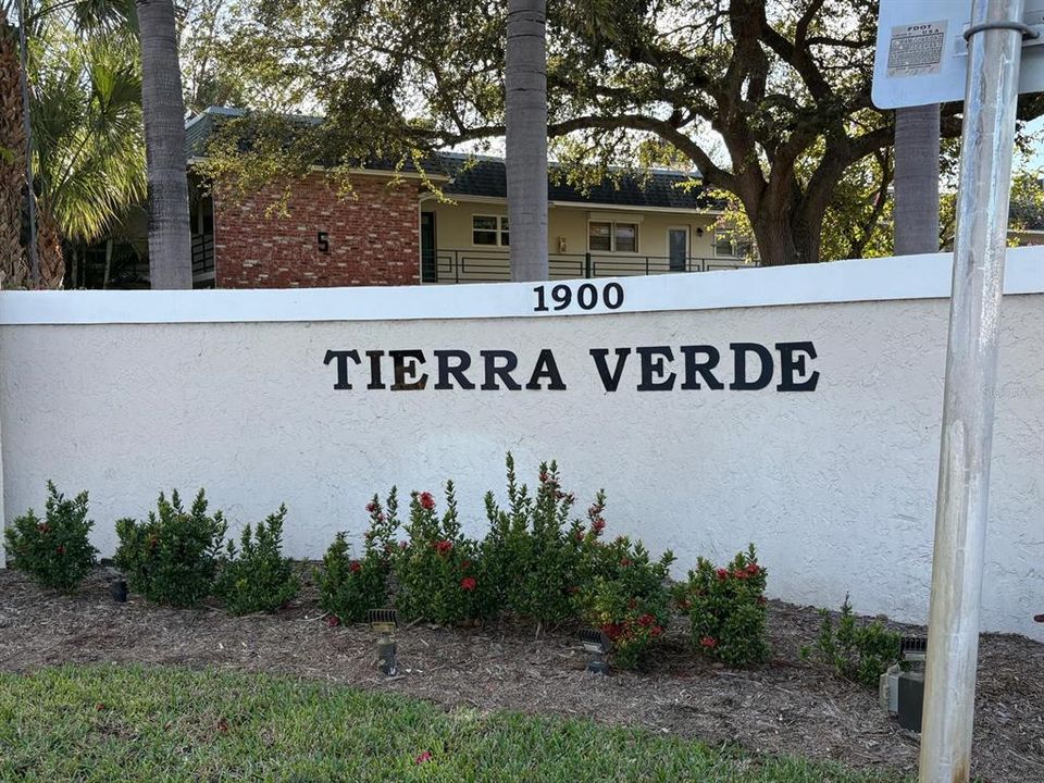 For Sale: $100,000 (2 beds, 2 baths, 1032 Square Feet)