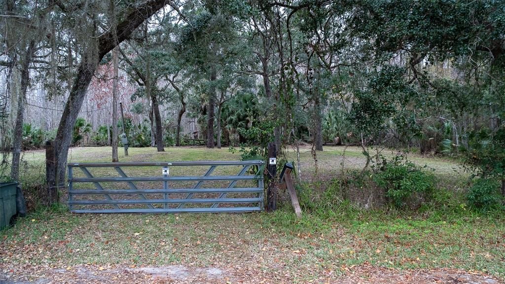 待售: $295,000 (3.25 acres)